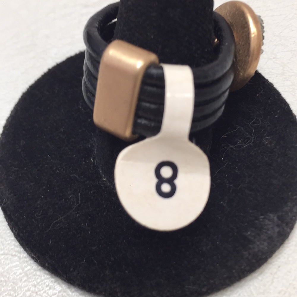 Size 8 ring - Picture 3 of 3